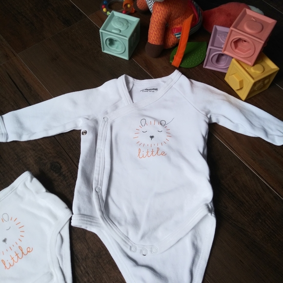 Bundle of 4 Onesies with matching bottoms - Picture 3 of 8